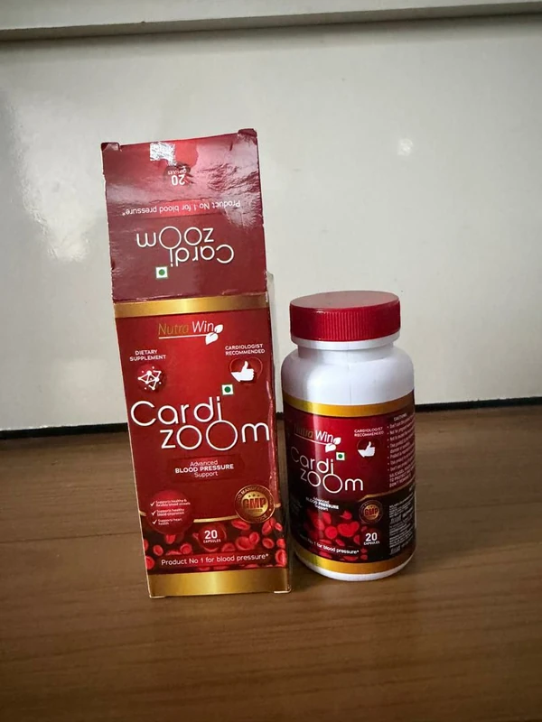 Boîte Cardizoom ouverte et pot de 20 gélules posés sur une table en bois