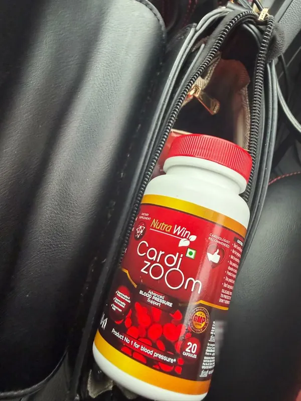 Pot Cardizoom glissé dans un sac à main noir