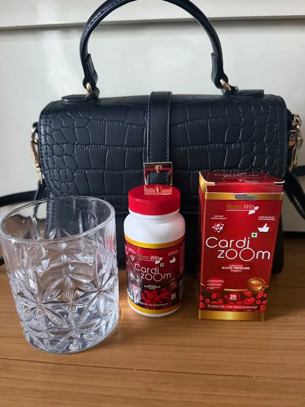 Pot et boîte Cardizoom devant un sac noir, avec un verre